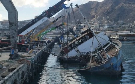 انتشال أكبر سفينة غارقة في حوض ميناء الإصطياد السمكي بعدن 