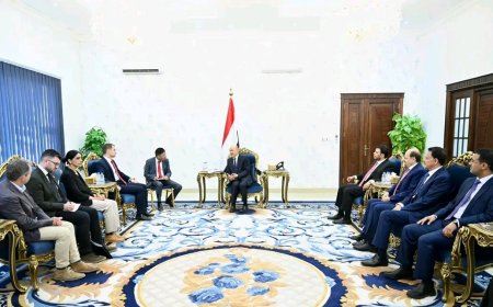 رئيس مجلس القيادة يستقبل وزير الدولة البريطاني لشؤون الشرق الأوسط وشمال افريقيا