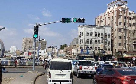 شرطة السير بعدن تدشّن التشغيل التجريبي للإشارات الضوئية في جولة القاهرة.