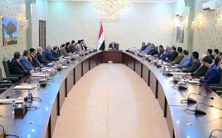 رئيس مجلس القيادة الرئاسي يرأس اجتماعاً للحكومة ويؤكد على أولوية الإصلاحات الاقتصادية والأمنية