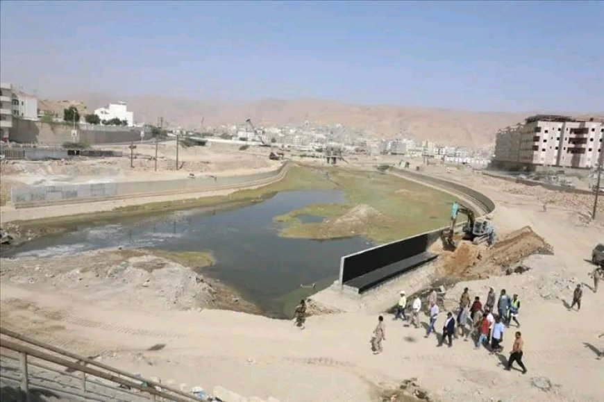 محافظ حضرموت يتفقد مشروع خور المكلا  ويوجّه بإزالة العوائق التي تعترض سرعة الانجاز