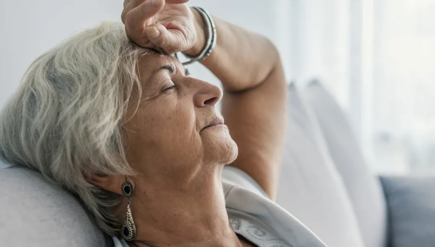 كيف يمكن مساعدة المسنّ على الخروج من عزلته ومكانه الآمن برفق؟