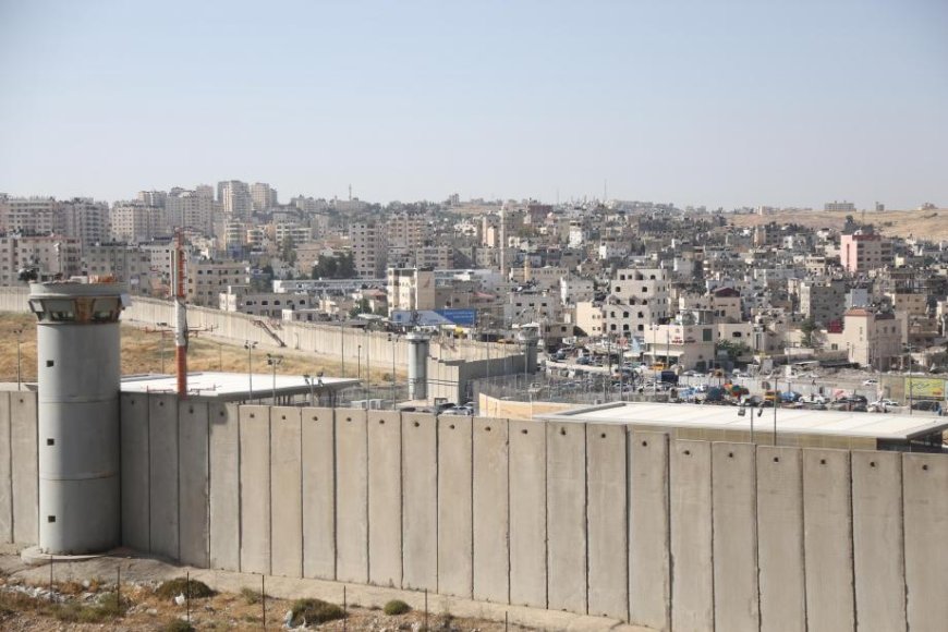 الاحتلال يُهدد بهدم منازل وإخلاء أراضِ في قلنديا لإقامة مصنع لحرق النفايات