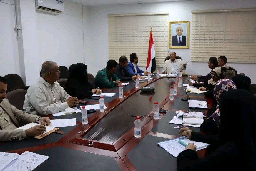 اجتماع في وزارة الصناعة والتجارة بعدن يناقش تشجيع الاستثمار في صناعة الأدوية وتوطين الصناعة الدوائية