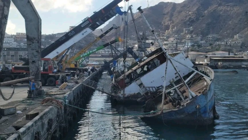 انتشال أكبر سفينة غارقة في حوض ميناء الإصطياد السمكي بعدن 