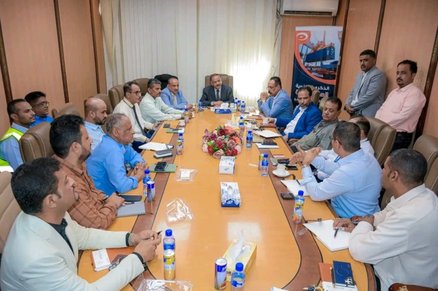 وزير النقل يرأس اجتماعاً موسعاً لتعزيز أداء محطة الحاويات بميناء عدن وتطوير الإصلاحات الاقتصادية