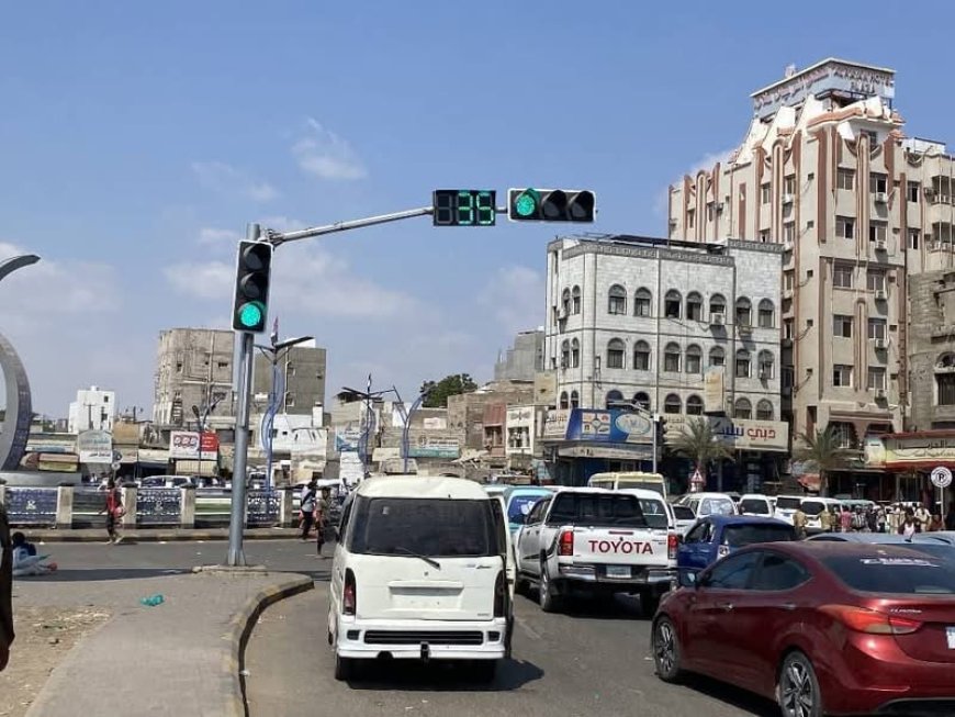 شرطة السير بعدن تدشّن التشغيل التجريبي للإشارات الضوئية في جولة القاهرة.