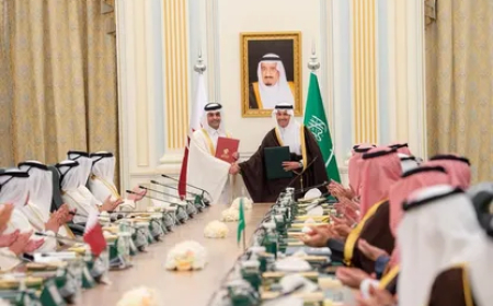 قطر والسعودية توقّعان اتفاقية لإنشاء قطار كهربائي سريع يربط الرياض بالدوحة