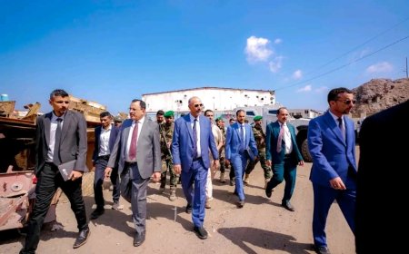 اللواء عيدروس الزُبيدي يتفقد سير العمل بديوان عام وزارة الزراعة والري والثروة السمكية وقطاعاتها