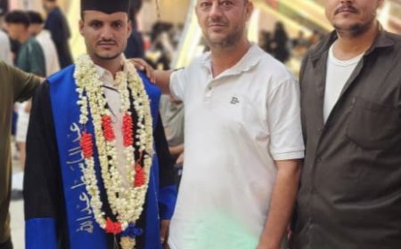 العميد الركن عدلان لحتس يهنئ الصحفي عبدالباسط القطوي بتخرجه من كلية الإعلام – جامعة عدن