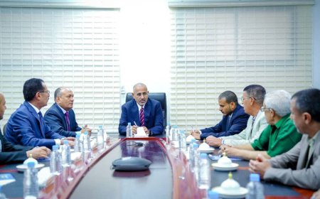 اللواء الزُبيدي يتفقد سير العمل بوزارة الصناعة والتجارة