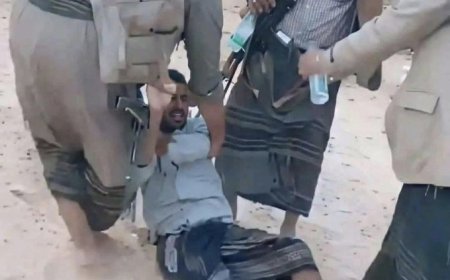 في مشهد صادم هز اليمن .. فيديو يوثق لحظة قيام قبيلون باعدام شاب سلمته قبيلته لهم في شبوة