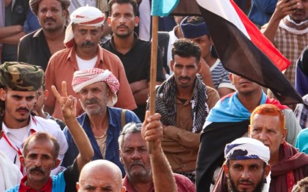 حشود جماهيرية من أبناء مديرية الازارق في ساحة العروض بالعاصمة عدن