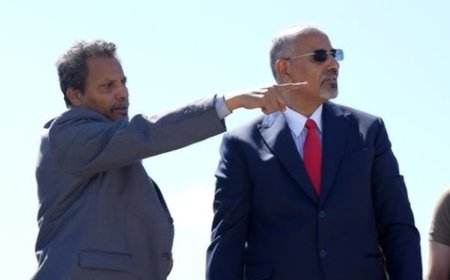 الرئيس الزُبيدي يتفقد البنك المركزي وجامعة أبين ويطّلع على سير العمل بمؤسسات المحافظة