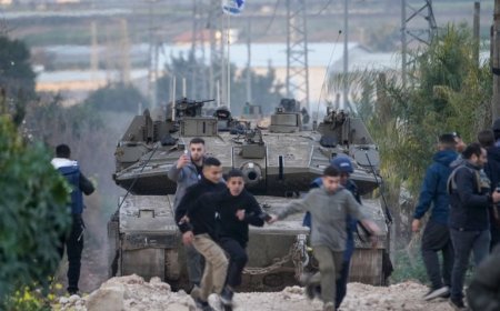 الاحتلال الإسرائيلي يختطف ثلاثة فتية أثناء اقتحام بلدة بيت أمر شمال الخليل