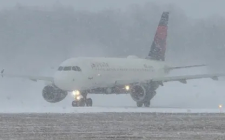 عاصفة ثلجية تضرب شمال شرق الولايات المتحدة وتلغي أكثر من 16 ألف رحلة جوية