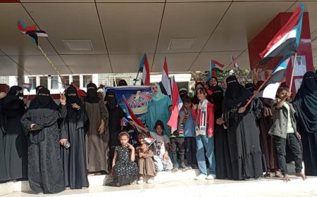 موظفات شركة النفط – فرع عدن يشاركن في الاعتصام المفتوح بساحة التحرير والاستقلال بخورمكسر للمطالبة بإعلان الاستقلال الثاني