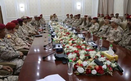 لمناقشة مستجدات الوضع الأمني – العسكري في محافظتي حضرموت والمهرة، وزير الدفاع يترأس اجتماعاً موسعا بقيادات الوزارة والهيئات والدوائر 