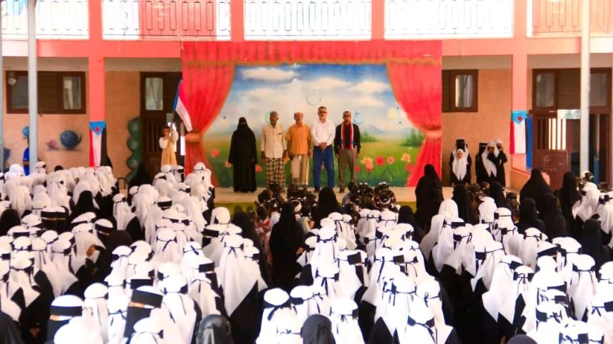 انتقالي حضرموت يدشّن رفع علم دولة الجنوب العربي وترديد النشيد الوطني في مدارس وثانويات المكلا