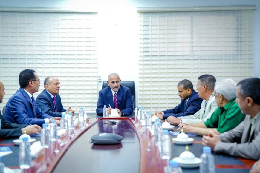 اللواء الزُبيدي يتفقد سير العمل بوزارة الصناعة والتجارة