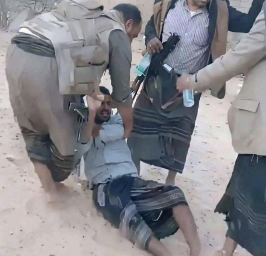 في مشهد صادم هز اليمن .. فيديو يوثق لحظة قيام قبيلون باعدام شاب سلمته قبيلته لهم في شبوة