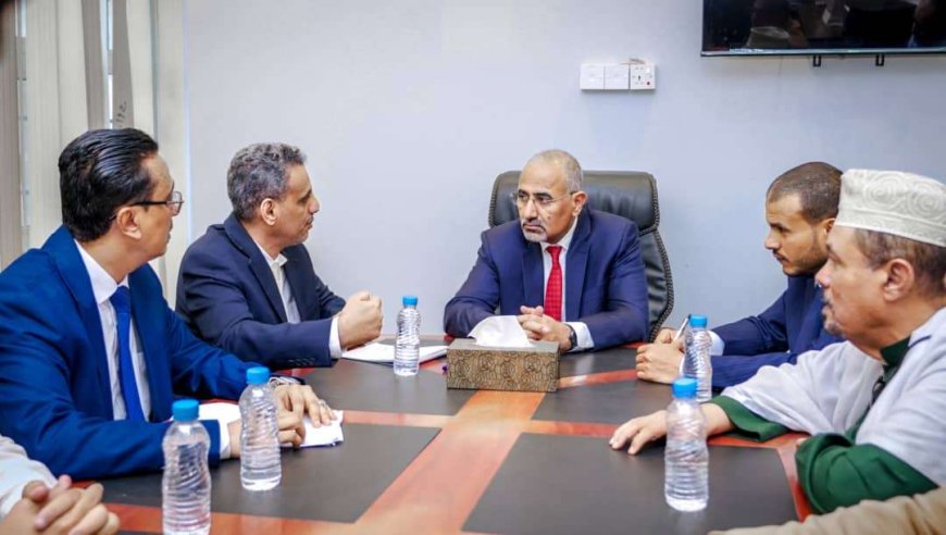 اللواء الزُبيدي يتفقد سير العمل في وزارة الإدارة المحلية بالعاصمة عدن