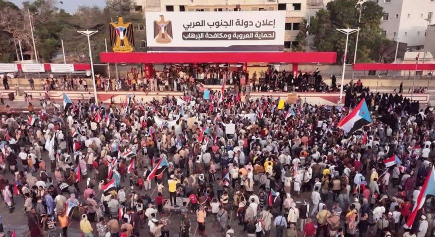 توافد جماهيري من أبين وشبوة إلى ساحة الاعتصام المفتوح بالعاصمة عدن