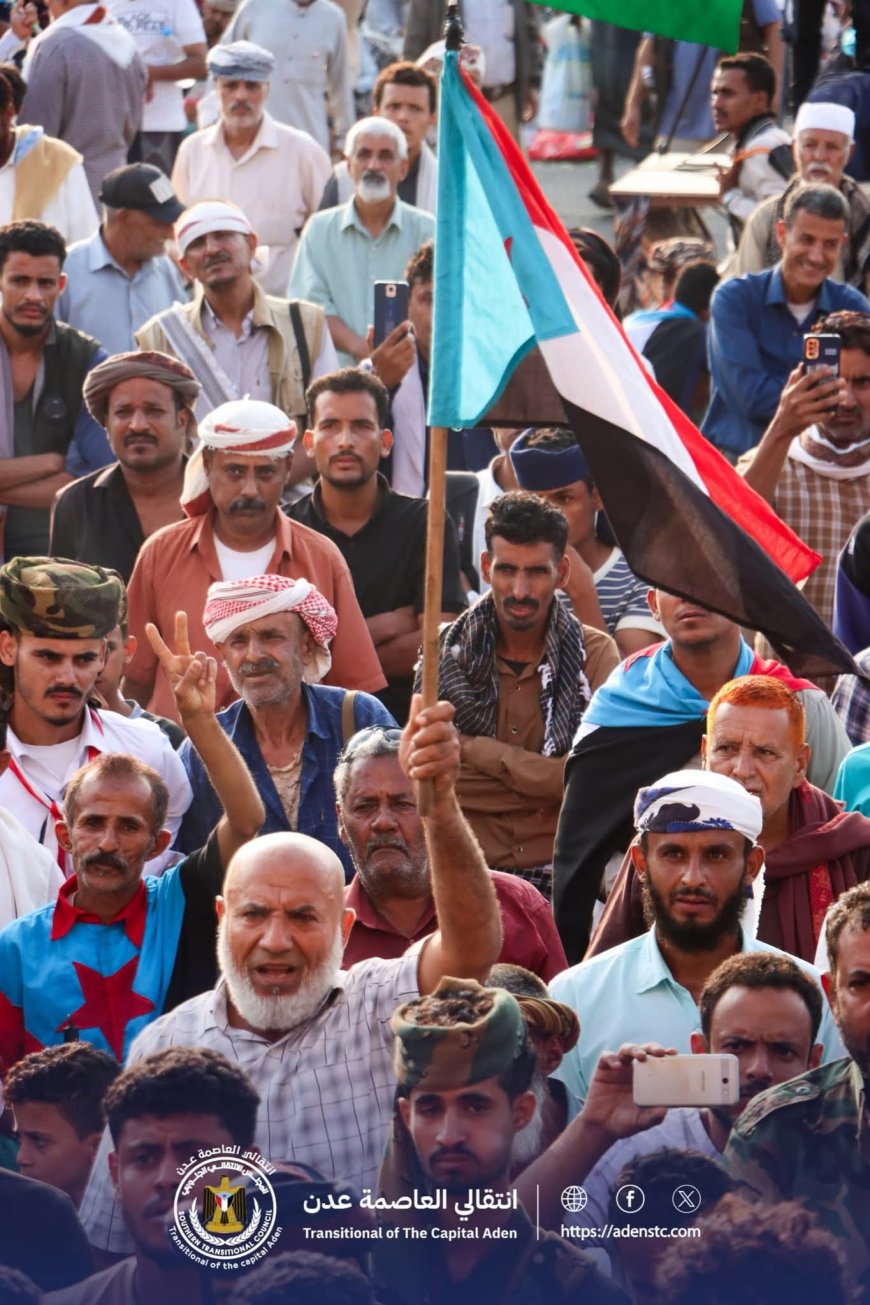 حشود جماهيرية من أبناء مديرية الازارق في ساحة العروض بالعاصمة عدن