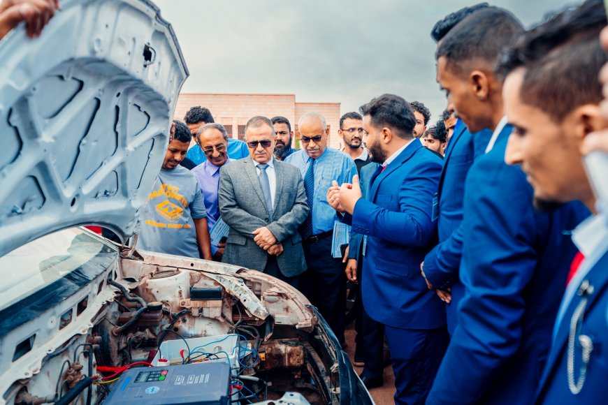 خريجو هندسة عدن يحوّلون سيارة بنزين إلى سيارة كهربائية ذكية بالكامل