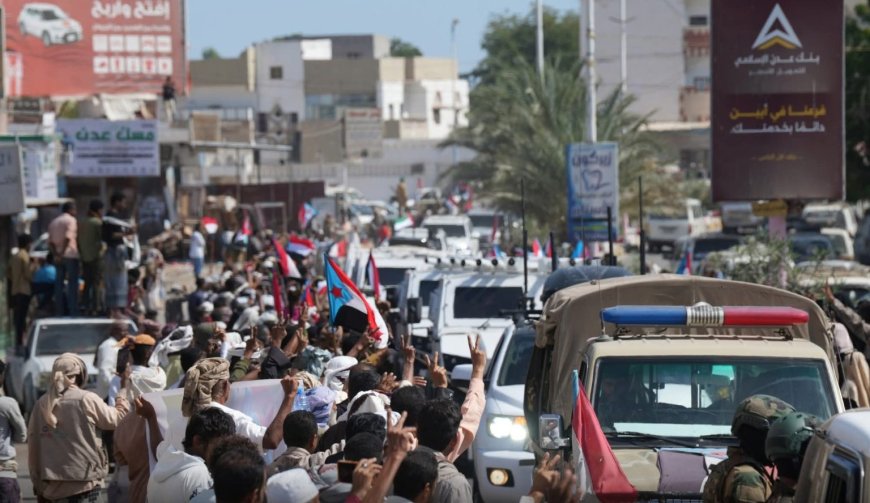 تزامناً مع افتتاح محطة الطاقة الشمسية..حشود جماهيرية في أبين تستقبل موكب الرئيس الزُبيدي