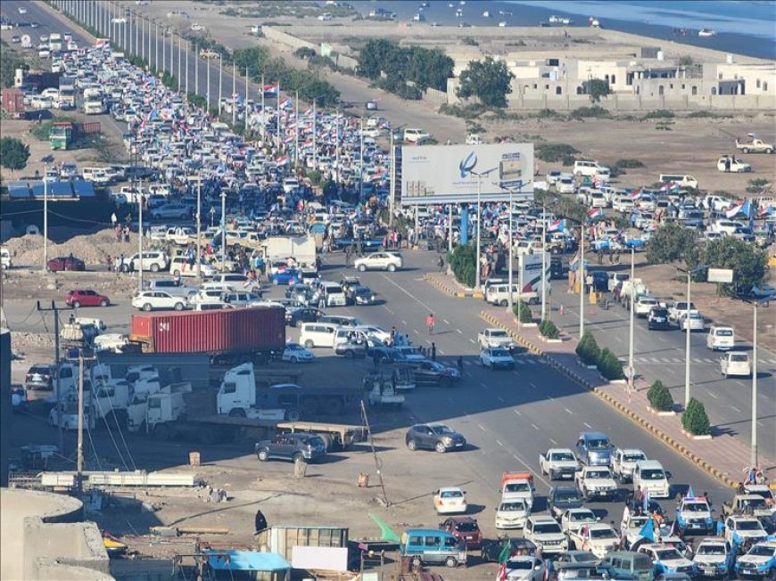 صور - حشود كبيرة في عدن لاستقبال موكب أبناء الضالع