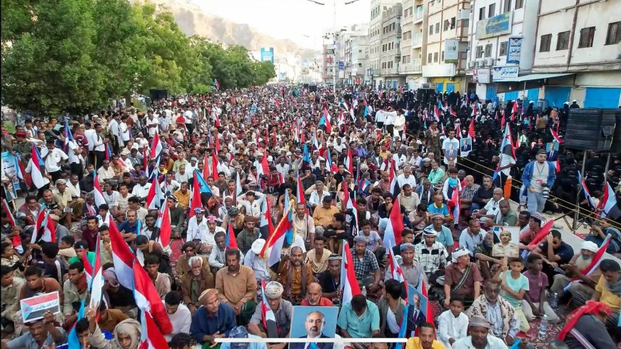 أبناء حضرموت يحتشدون في المكلا بمليونية "القرار قرارنا" للمطالبه بإعلان دولة الجنوب العربي