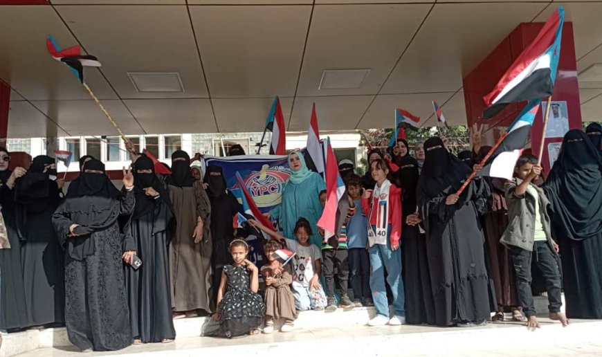 موظفات شركة النفط – فرع عدن يشاركن في الاعتصام المفتوح بساحة التحرير والاستقلال بخورمكسر للمطالبة بإعلان الاستقلال الثاني