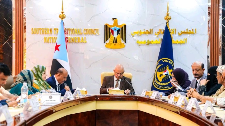 الهيئة الإدارية للجمعية الوطنية تُدين استهداف ميناء المكلا وتتستنكر القرارات الانفرادية للعليمي