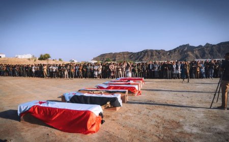 الرئيس الزُبيدي يؤدي صلاة الجنازة ويتقدّم جموع مُشيّعي شهداء عملية "المستقبل الواعد"