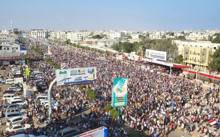 آلاف المتظاهرين يحتشدون في عدن دعما للمجلس الانتقالي الجنوبي وتأكيدا على مطالبهم بـ"استعادة دولة الجنوب"