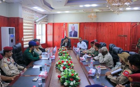 محافظ المهرة يترأس اجتماع اللجنة الأمنية ويؤكد أهمية التنسيق بين الوحدات العسكرية والأمنية للحفاظ على الأمن والاستقرار