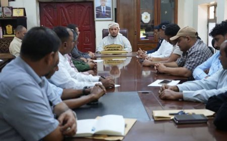 المكتب التنفيذي بمحافظة أرخبيل سقطرى يعقد اجتماعه الدوري ويقر عددًا من القرارات لتعزيز الأمن والاستقرار وتحسين الأداء الخدمي