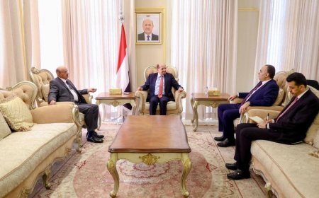 رئيس الوزراء يوجه البنك المركزي ووزارة المالية بتسريع إجراءات صرف الرواتب المتأخرة للموظفين والمتقاعدين والشهداء والجرحى