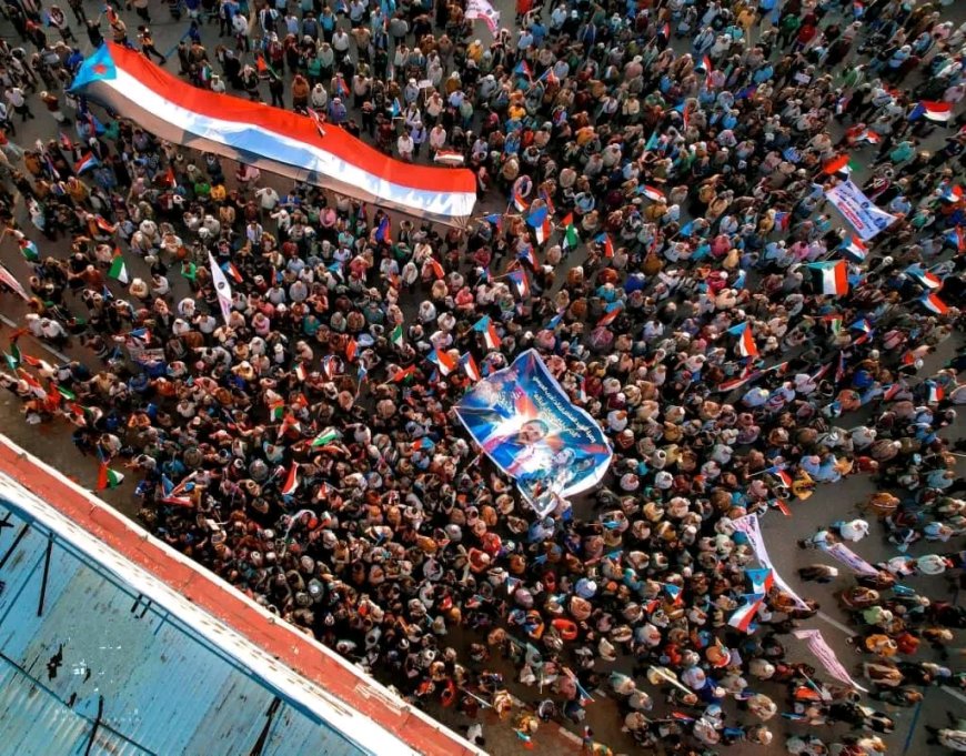 حشود أبين في ساحة الاعتصام المفتوح بالعاصمة عدن للمطالبة بإعلان دولة الجنوب العربي (صور)