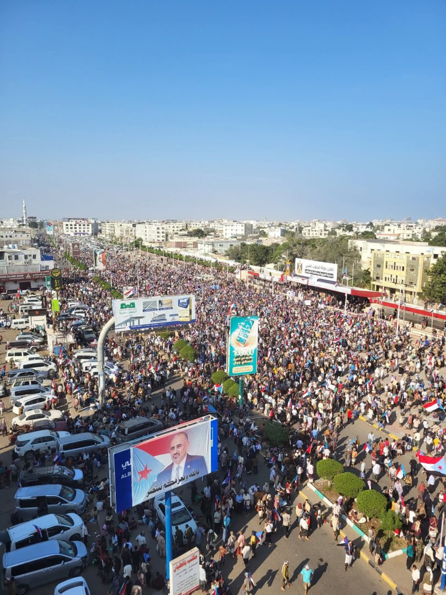 آلاف المتظاهرين يحتشدون في عدن دعما للمجلس الانتقالي الجنوبي وتأكيدا على مطالبهم بـ"استعادة دولة الجنوب"
