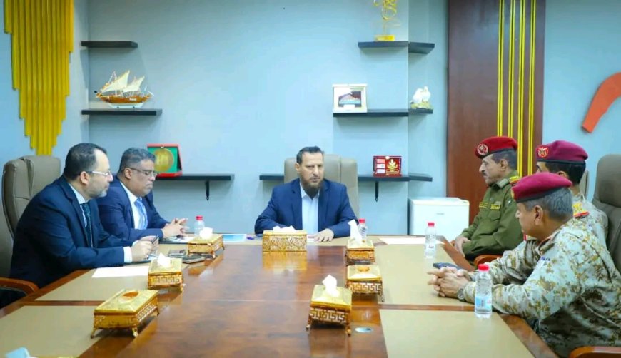 محافظ عدن يوجه بالبدء بتنفيذ إجراءات إعادة تموضع القوات العسكرية خارج المدن 