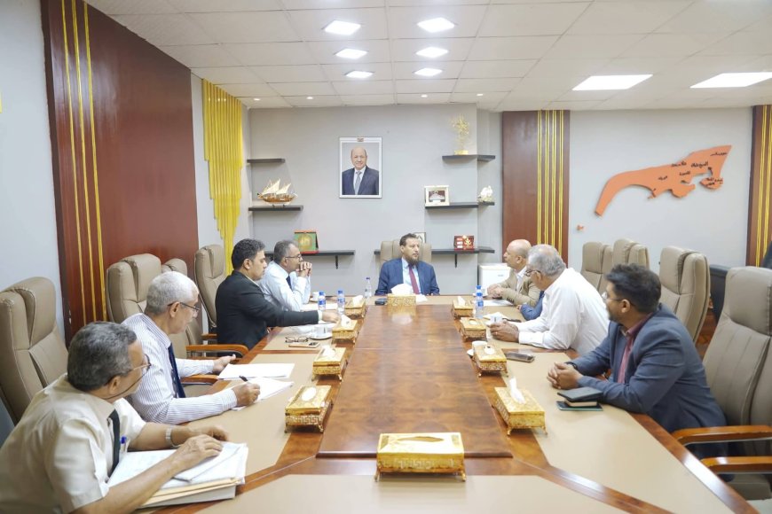 محافظ عدن يناقش آليات تنظيم قطاعي النقل والمرور ويطّلع على سير العمل بمصافي عدن