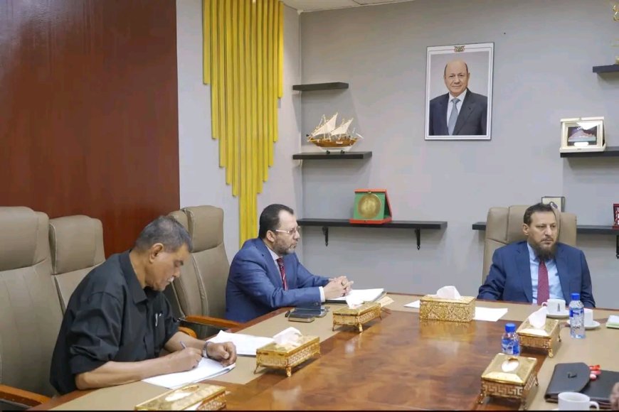 محافظ عدن يناقش آليات تنظيم قطاعي النقل والمرور ويطلع على سير العمل بالمصافي