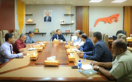 محافظ عدن يناقش أوضاع المتقاعدين والإشكاليات التي تواجه عمل هيئة التأمينات والمعاشات