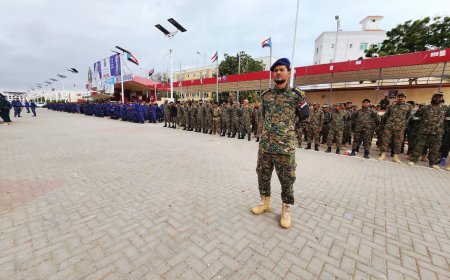 منتسبو ألامن العام والكتائب القيادة العامة بالعاصمة عدن ينظمون وقفة احتجاجية للمطالبة الأشقاء بصرف رواتبهم