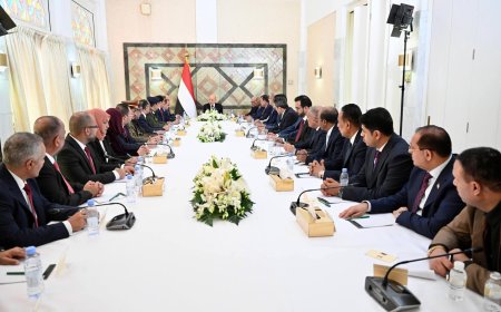 رئيس مجلس القيادة يرأس أول اجتماع للحكومة الجديدة: صناعة النموذج وهزيمة الانقلاب والشراكة مع المملكة أهم أولويات المرحلة