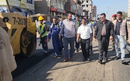 مدير عام المنصورة يتفقد العمل في فرش الطبقة الأسفلتية بمشروع إعادة تأهيل شارع التقنية – تقاطع بئر أحمد