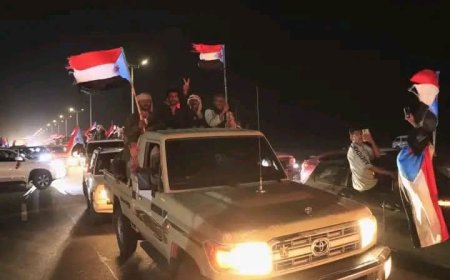 حشود غفيرة تتجه إلى بوابة معاشيق رفضا لتواجد وزراء الاحتلال اليمني