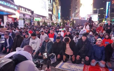 صلاة التراويح في نيويورك تجذب مئات المسلمين في ساحة تايمز سكوير